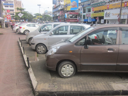 Figure 7: Organized on-street parking on MG Road ((c) Roman Ville-Glasauer)