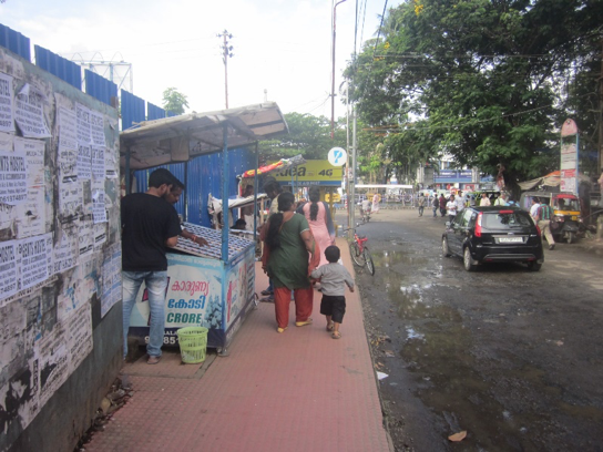Figure 8: High footfall and street vendors at South Railway Station ((c) Roman Ville-Glasauer)