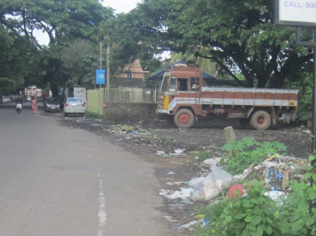 Figure 9: Mud and garbage as a sidewalk ((c) Roman Ville-Glasauer)