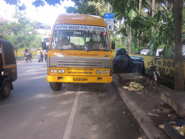 Figure 10: No sidewalk and illegal parking ((c) Roman Ville-Glasauer)