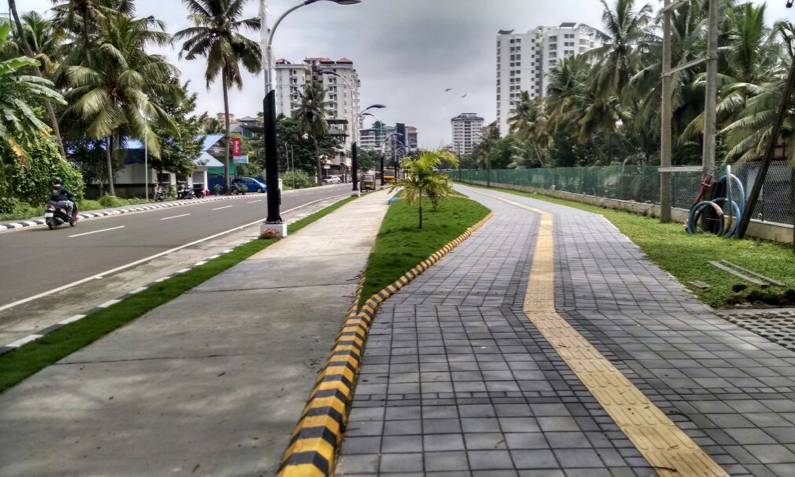 Projet pilote de piste cyclable et de promenade piétonne inauguré le 23/07/2016 à Panampilly Nagar